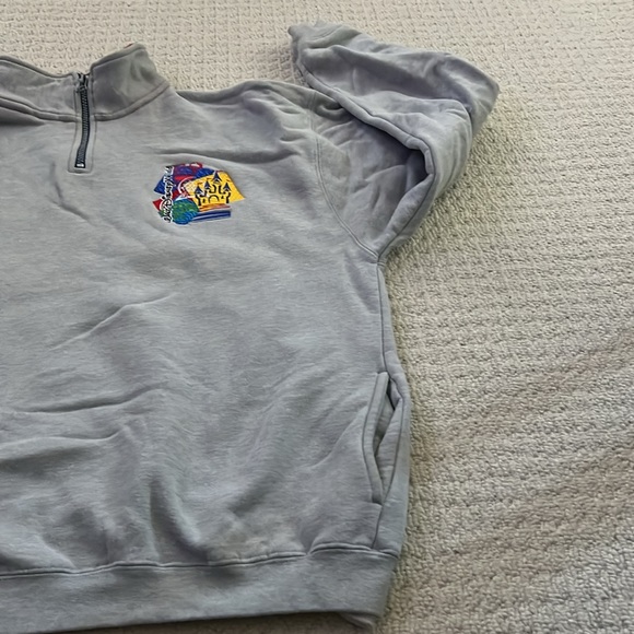 Vintage Disney World pullover zip top sweatshirt with pockets in both sides. - Picture 3 of 6